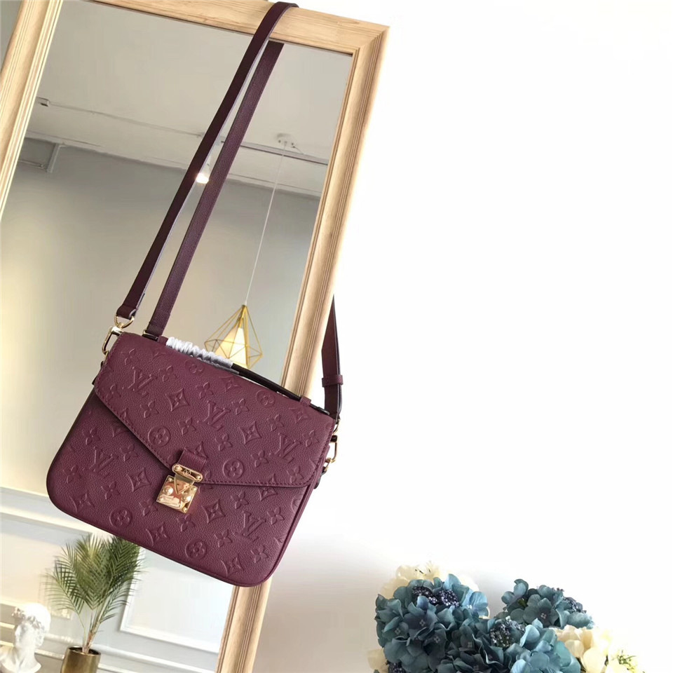 L0vis Vvtt0n Cowskin Pochette Metis Bag with Wine Red M41485 monogram empreinte