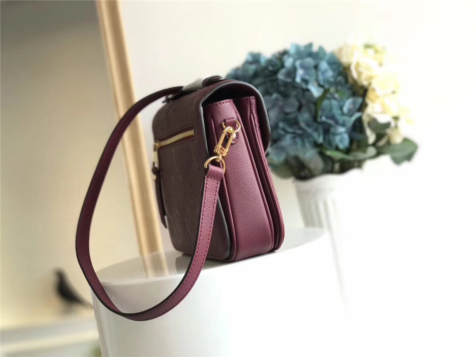 L0vis Vvtt0n Cowskin Pochette Metis Bag with Wine Red M41485 monogram empreinte