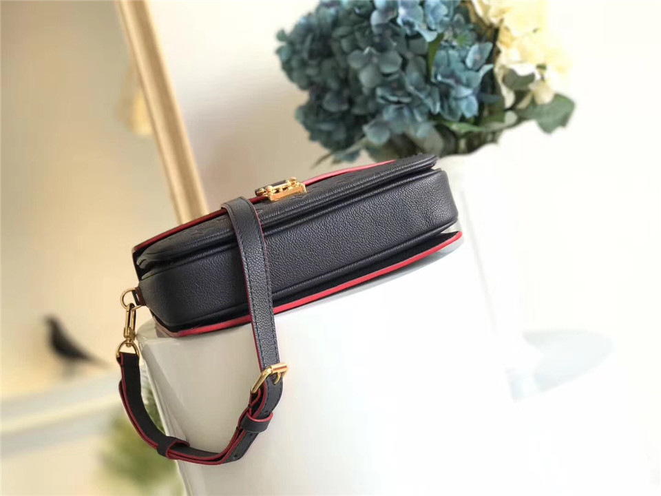L0vis Vvtt0n Cowskin Pochette Metis Bag with Blue M41485 monogram empreinte