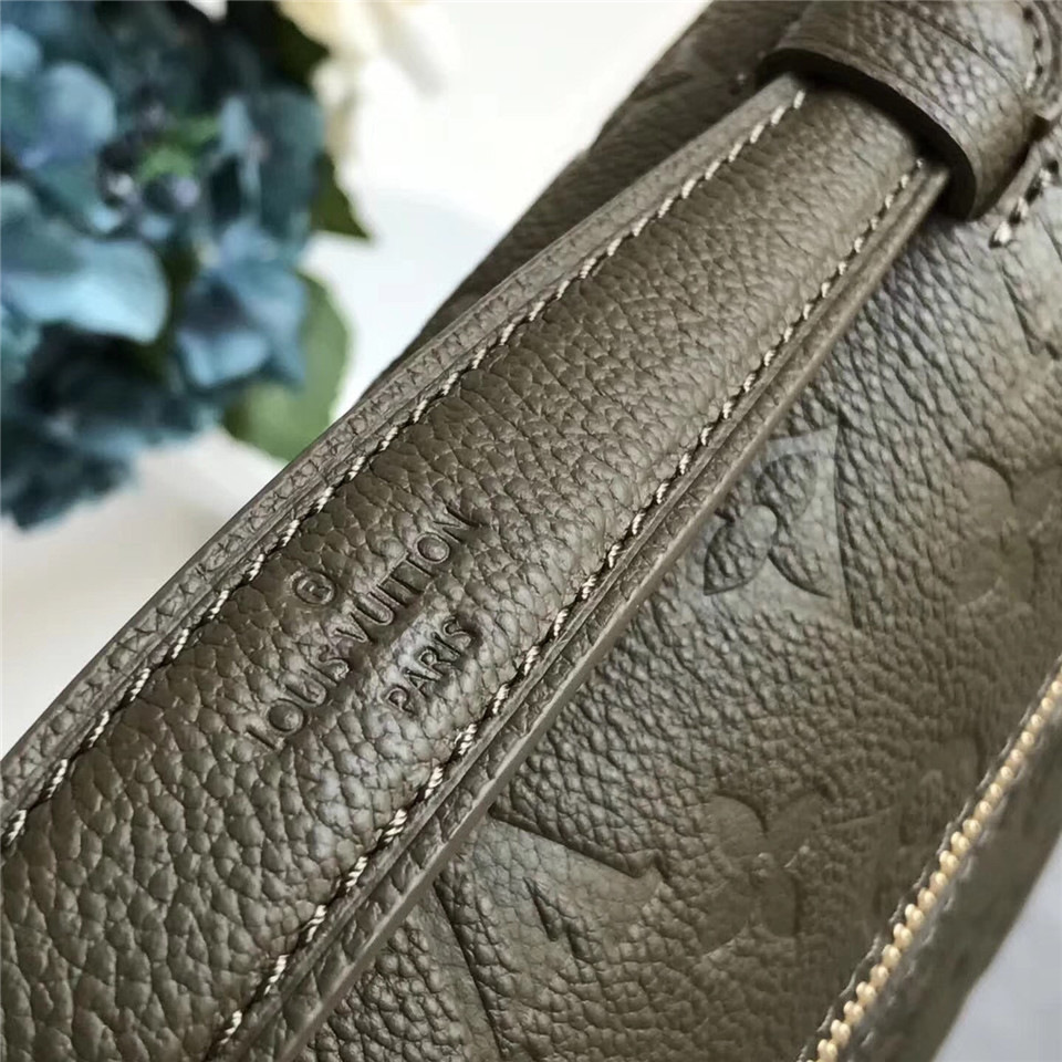 L0vis Vvtt0n Cowskin Pochette Metis Bag with Dark Green M41485 monogram empreinte