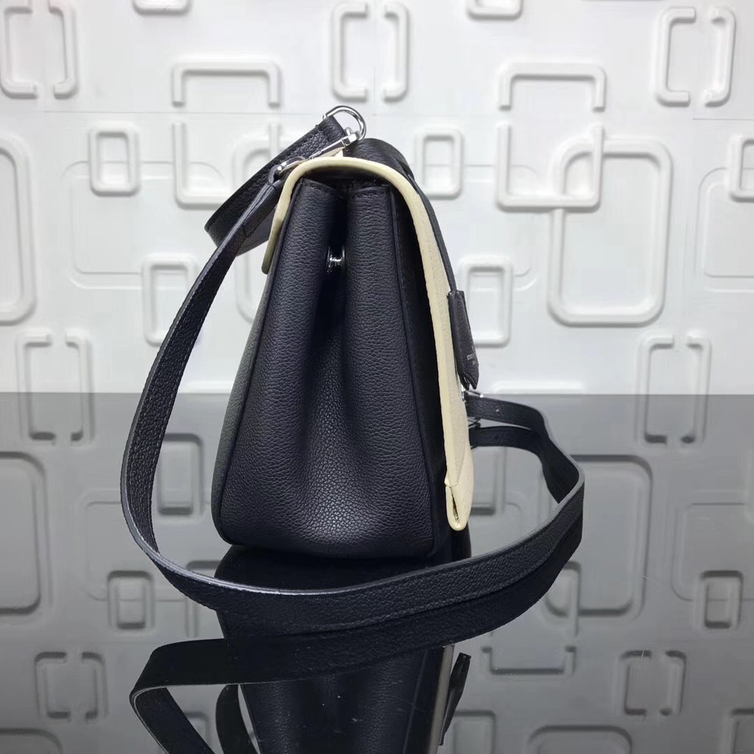L0vis Vvtt0n Lockme Black and White Bag M50250