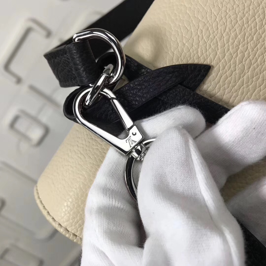 L0vis Vvtt0n Lockme Black and White Bag M50250