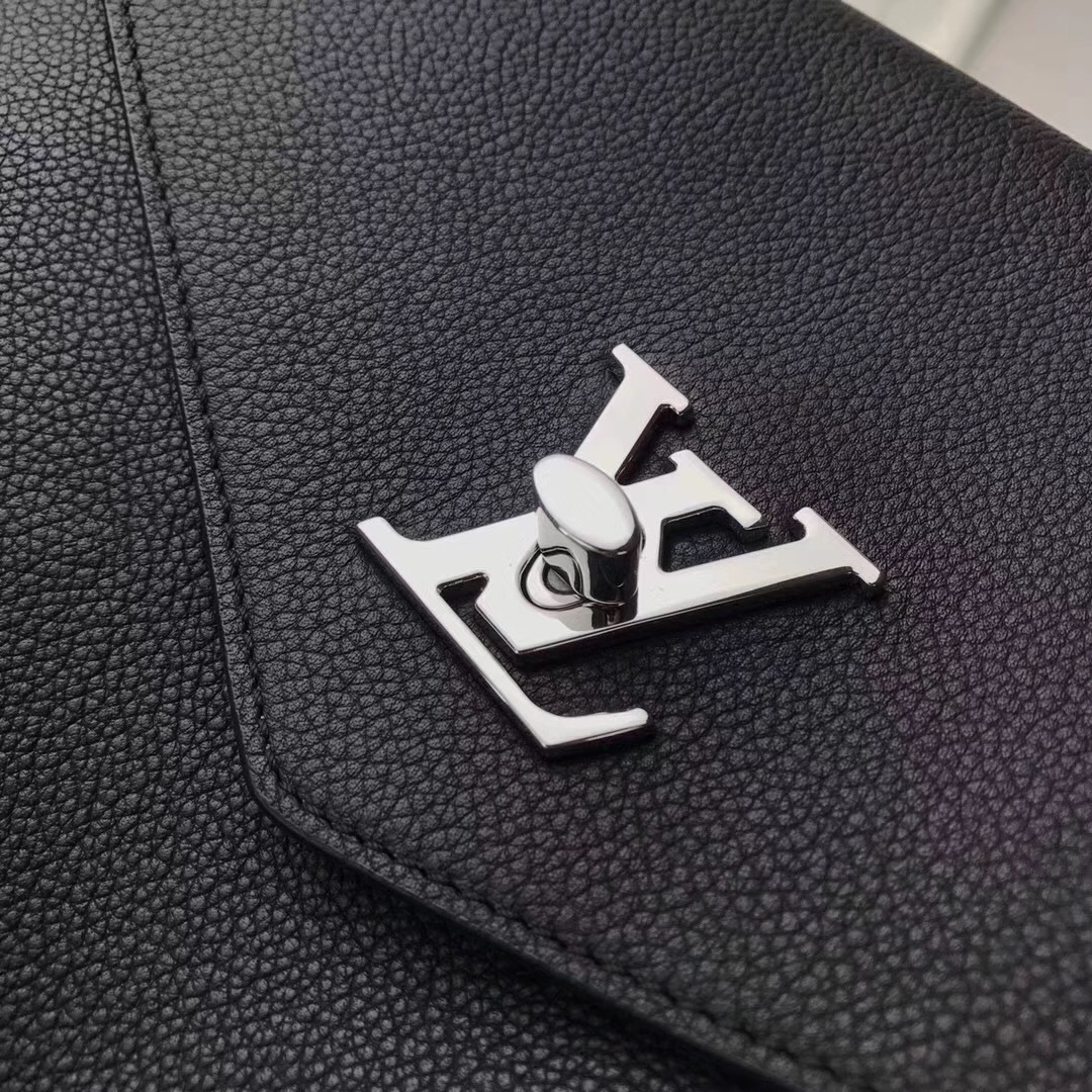 L0vis Vvtt0n Lockme Black Bag M54878