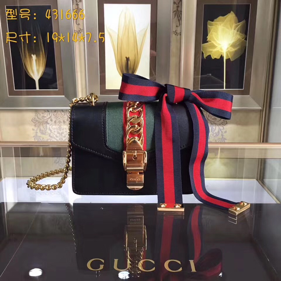 Gvc*1 Sylvie leather mini chain bag in Black 431666