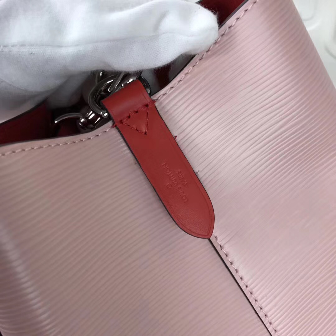 L0vis Vvtt0n Lockme Bucket EPI Leather in Pink