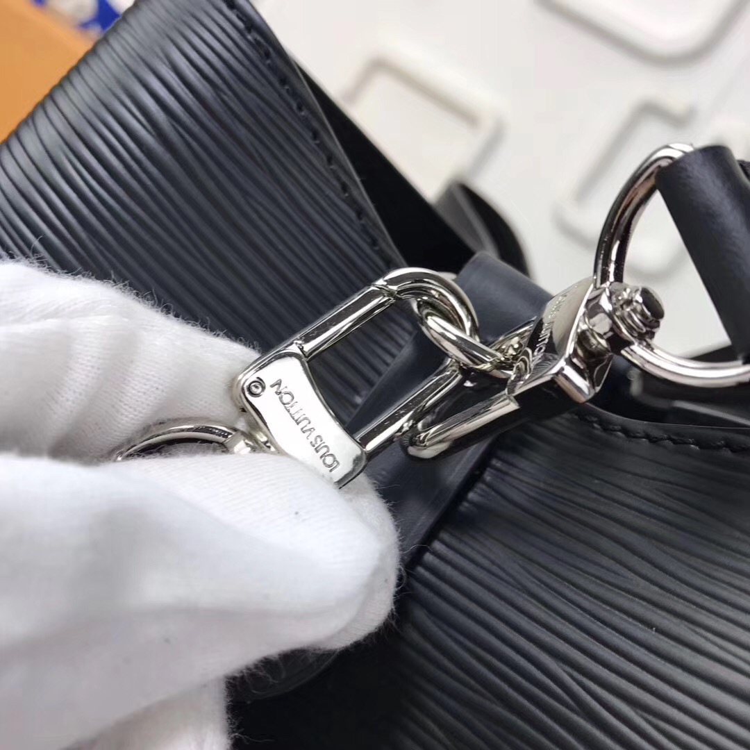 L0vis Vvtt0n Lockme Bucket EPI Leather in Black