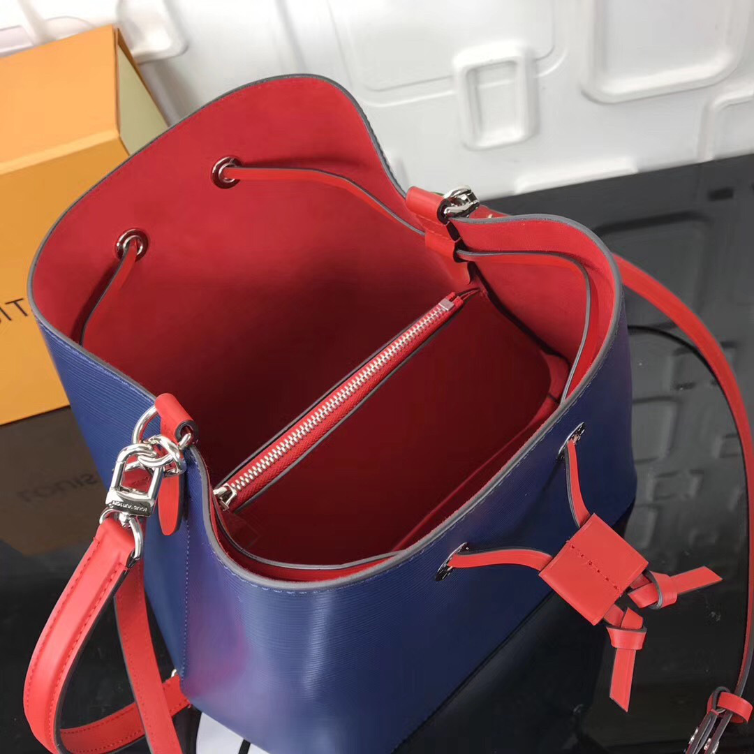 L0vis Vvtt0n Lockme Bucket EPI Leather in Blue
