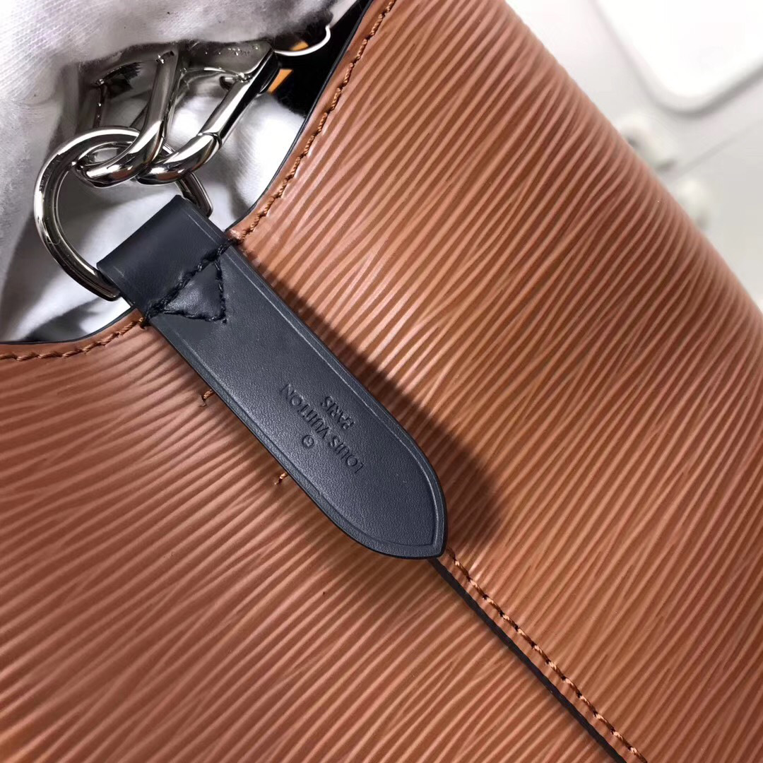 L0vis Vvtt0n Lockme Bucket EPI Leather in Khaki