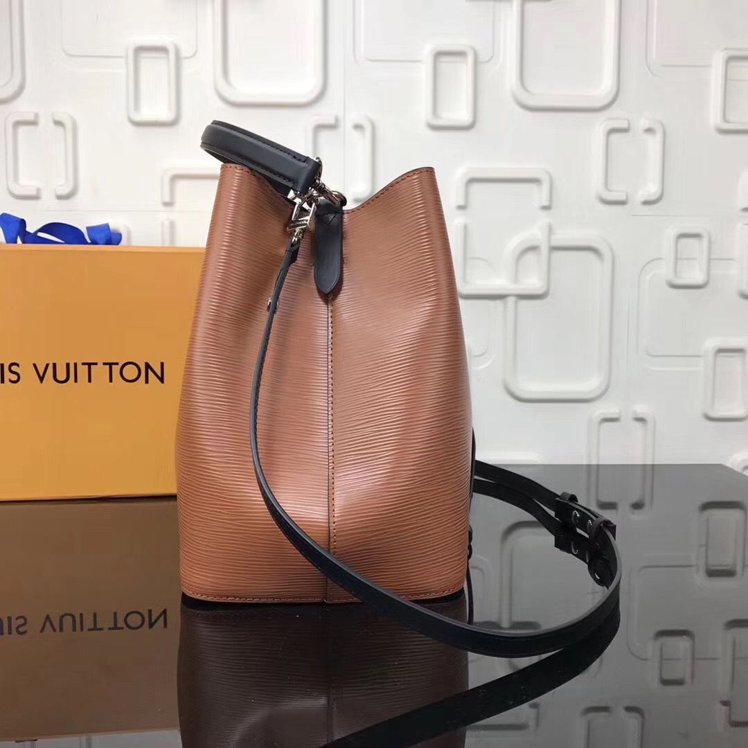 L0vis Vvtt0n Lockme Bucket EPI Leather in Khaki