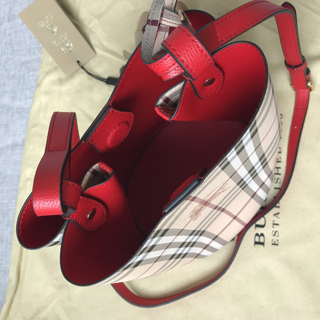 Bv*b*rry Haymarket Bucket bag in Red