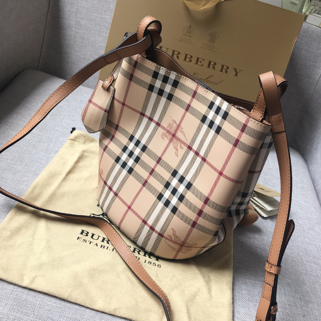 Bv*b*rry Haymarket Bucket bag in Khaki