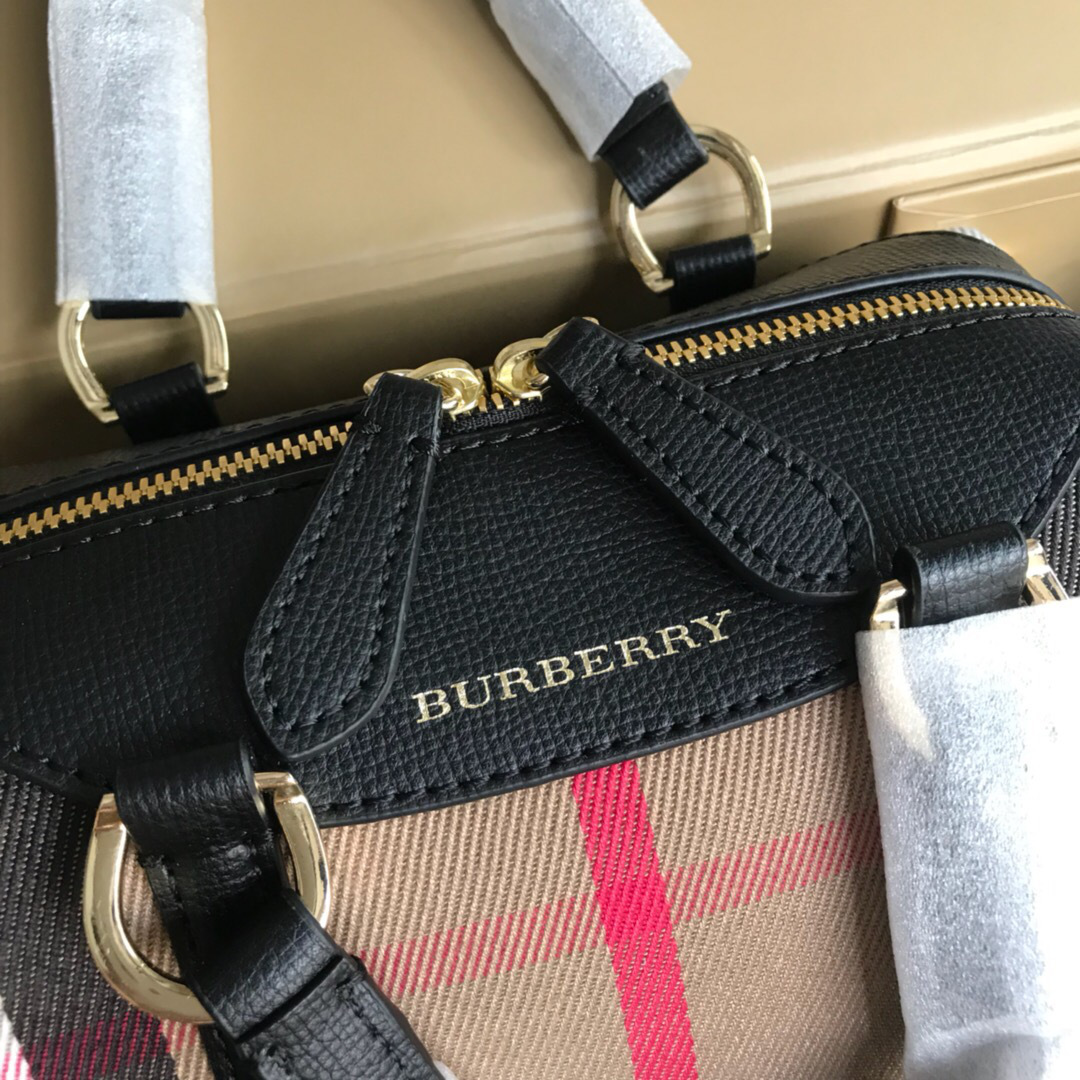 Bv*b*rry Original Classic Check bag in Black