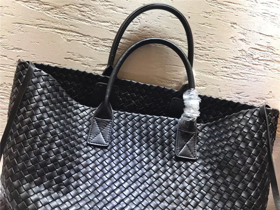 B0tt*ga Ven*ta sheepskin knitted large shopping bags in Black