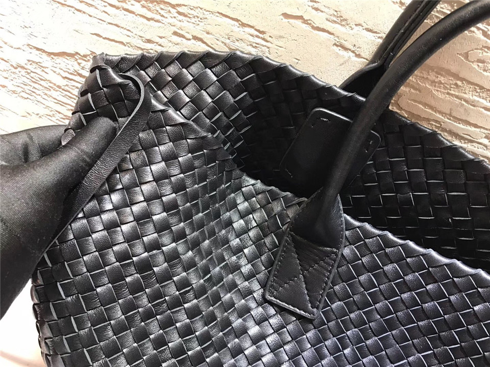 B0tt*ga Ven*ta sheepskin knitted large shopping bags in Black