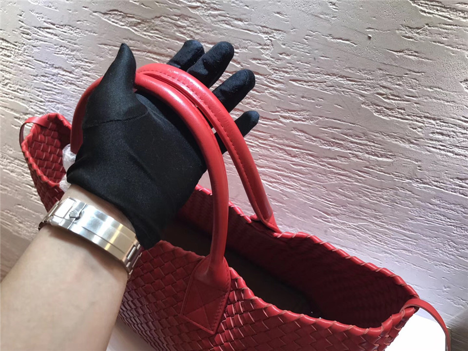 B0tt*ga Ven*ta sheepskin knitted large shopping bags in Red