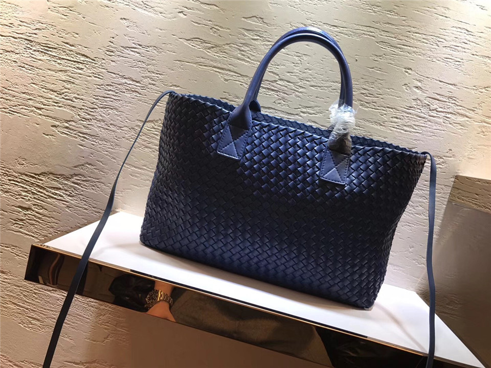 B0tt*ga Ven*ta sheepskin knitted large shopping bags in Blue