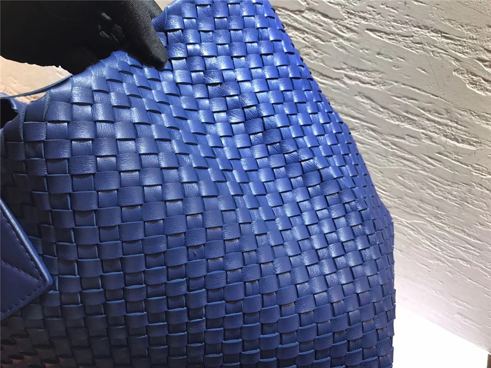 B0tt*ga Ven*ta sheepskin knitted large shopping bags in Blue