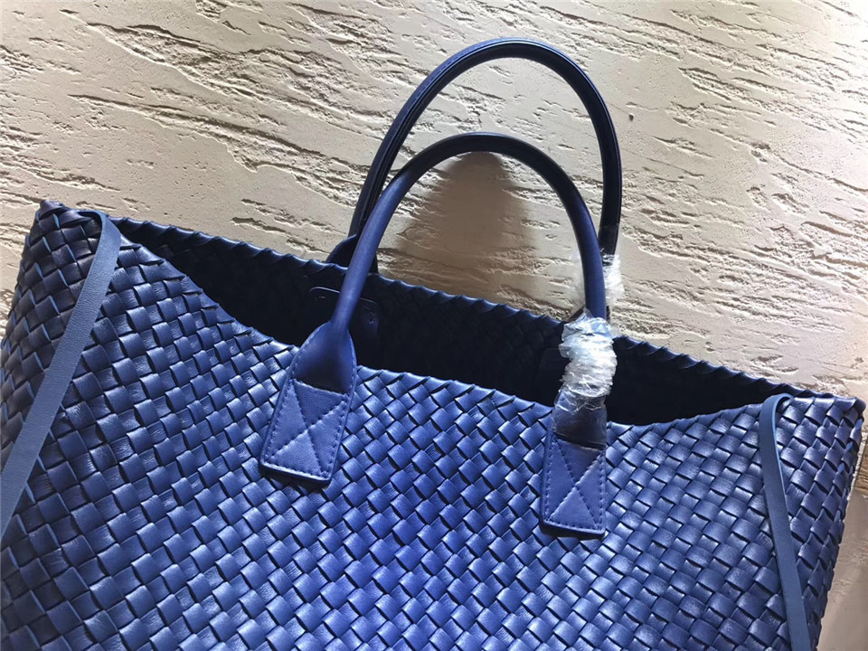 B0tt*ga Ven*ta sheepskin knitted large shopping bags in Blue
