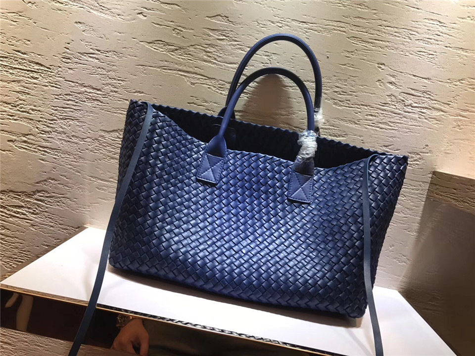 B0tt*ga Ven*ta sheepskin knitted large shopping bags in Blue