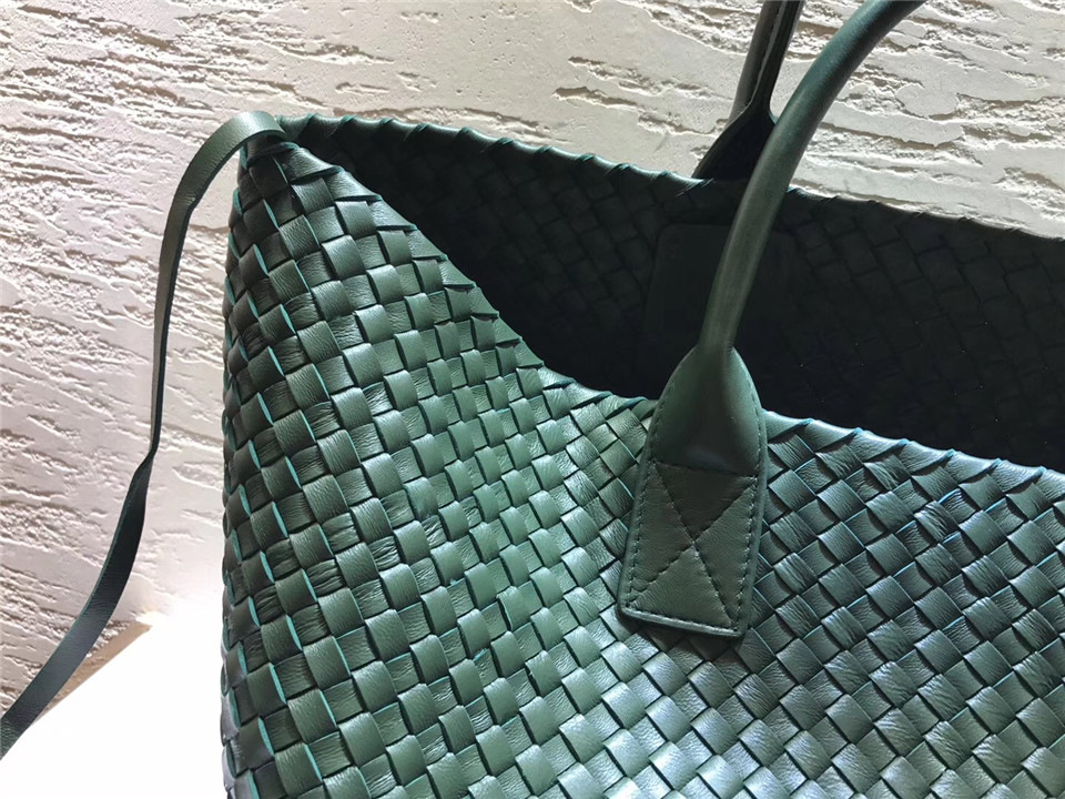 B0tt*ga Ven*ta sheepskin knitted large shopping bags in Green