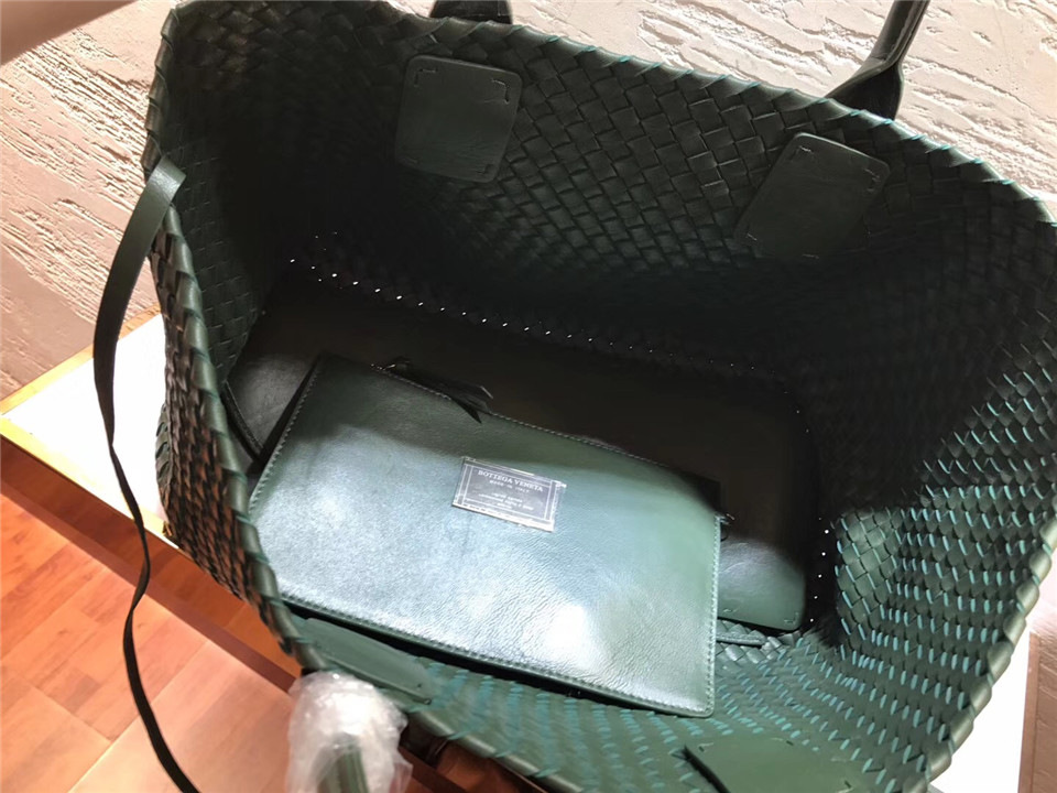 B0tt*ga Ven*ta sheepskin knitted large shopping bags in Green