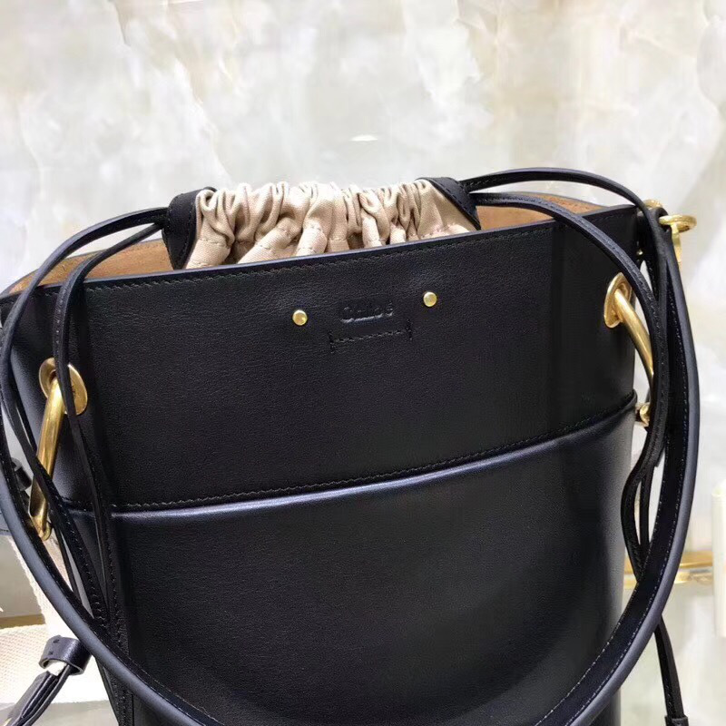 Chloe Large roy bucket bag in Black
