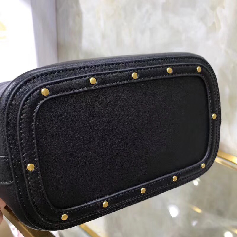 Chloe Large roy bucket bag in Black
