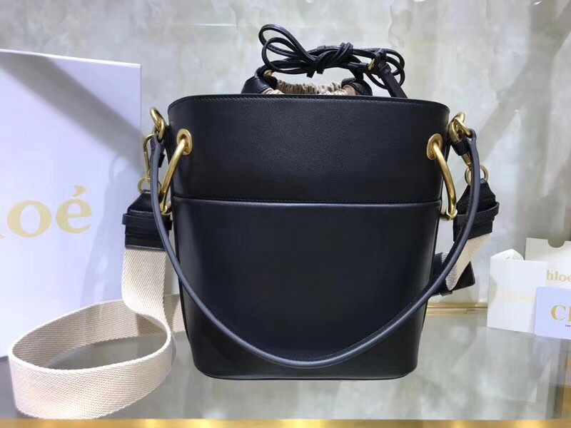 Chloe Large roy bucket bag in Black