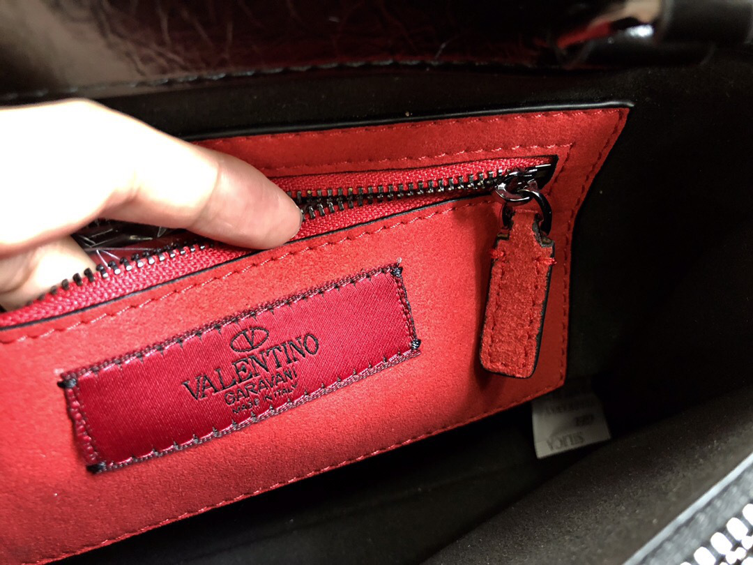 Va1e*ntin0 Garavani Rockstud Spike Lambskin Handbag