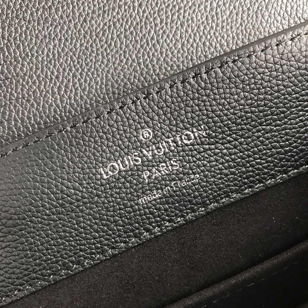 L0vis Vvtt0n Lockme Backpack Black M52734