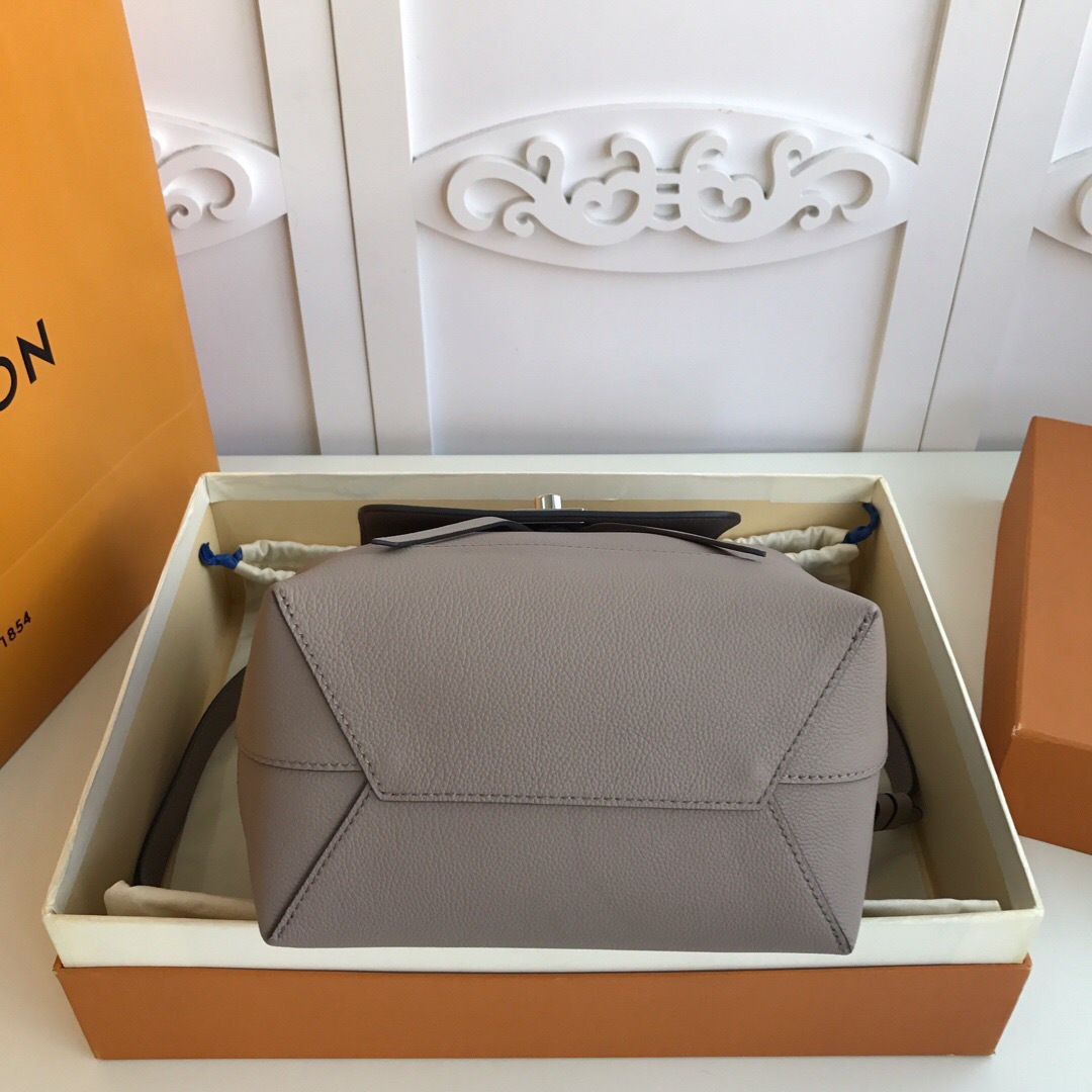 L0vis Vvtt0n Lockme Backpack Gray M52734