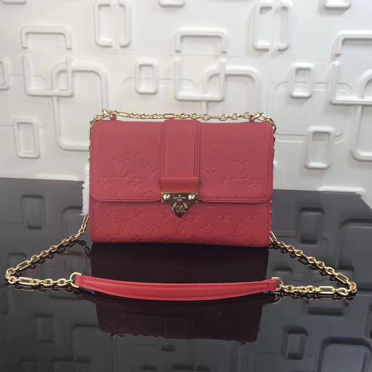 L0vis Vvtt0n Chain handbag M43393 Red