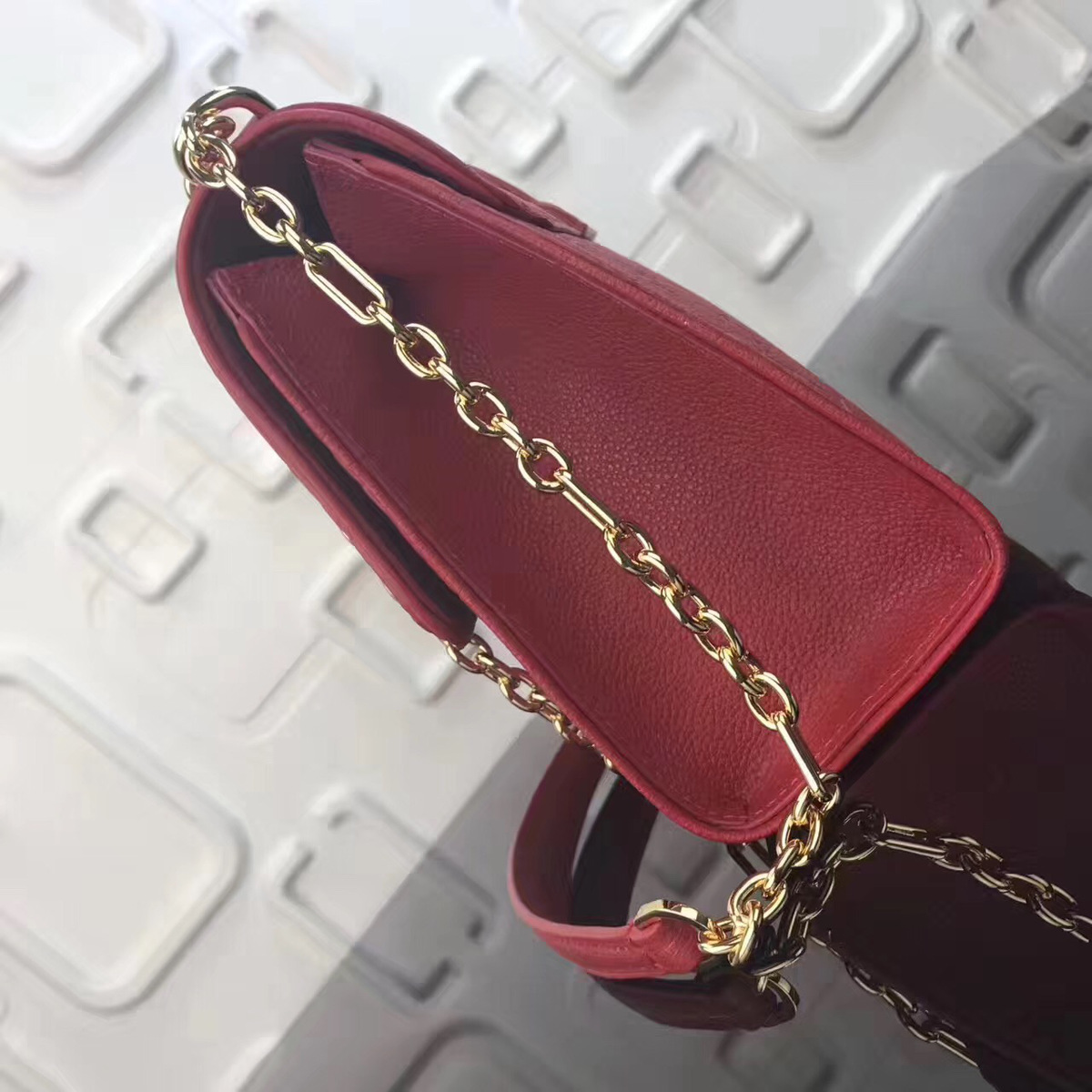 L0vis Vvtt0n Chain handbag M43393 Red