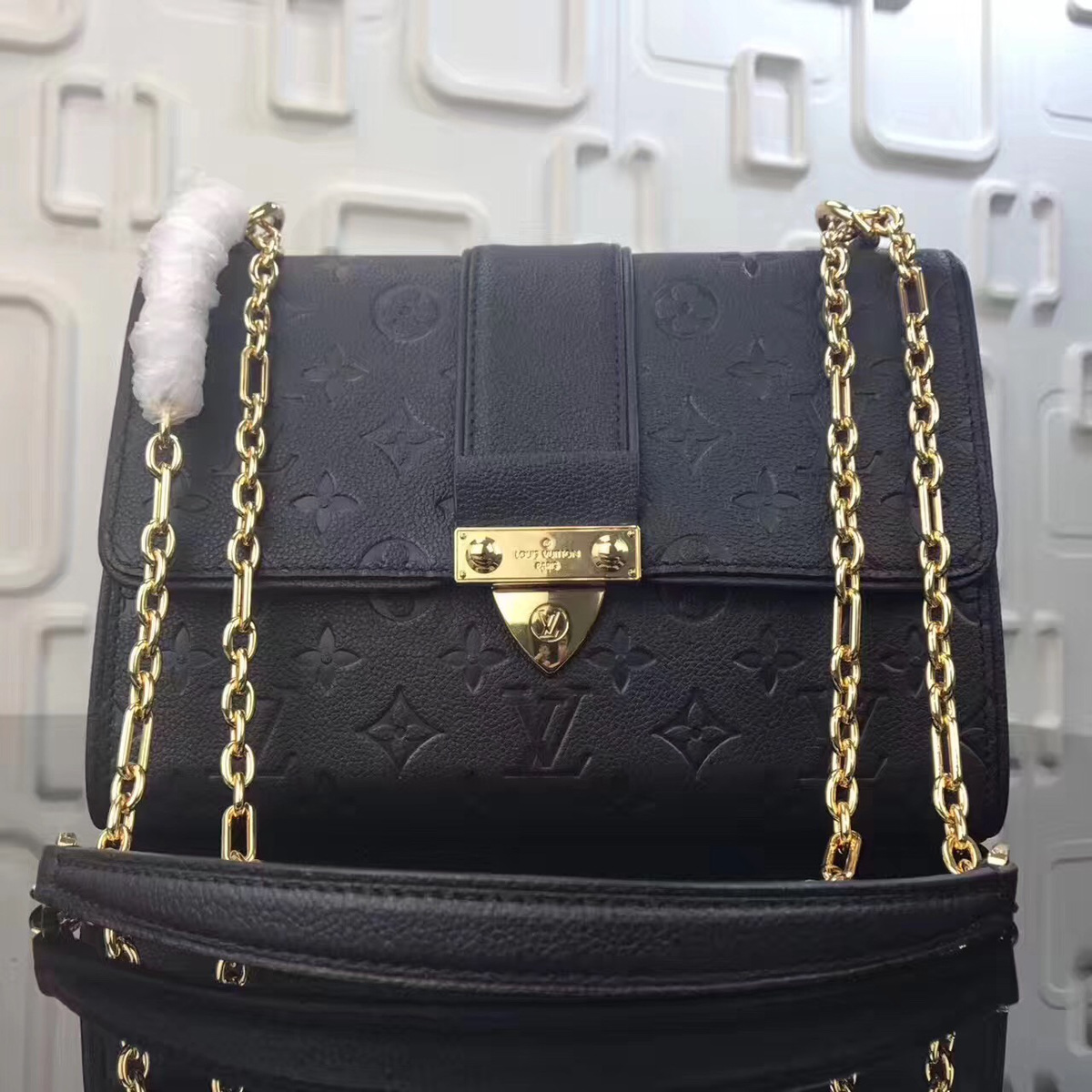 L0vis Vvtt0n Chain handbag M43393 Black