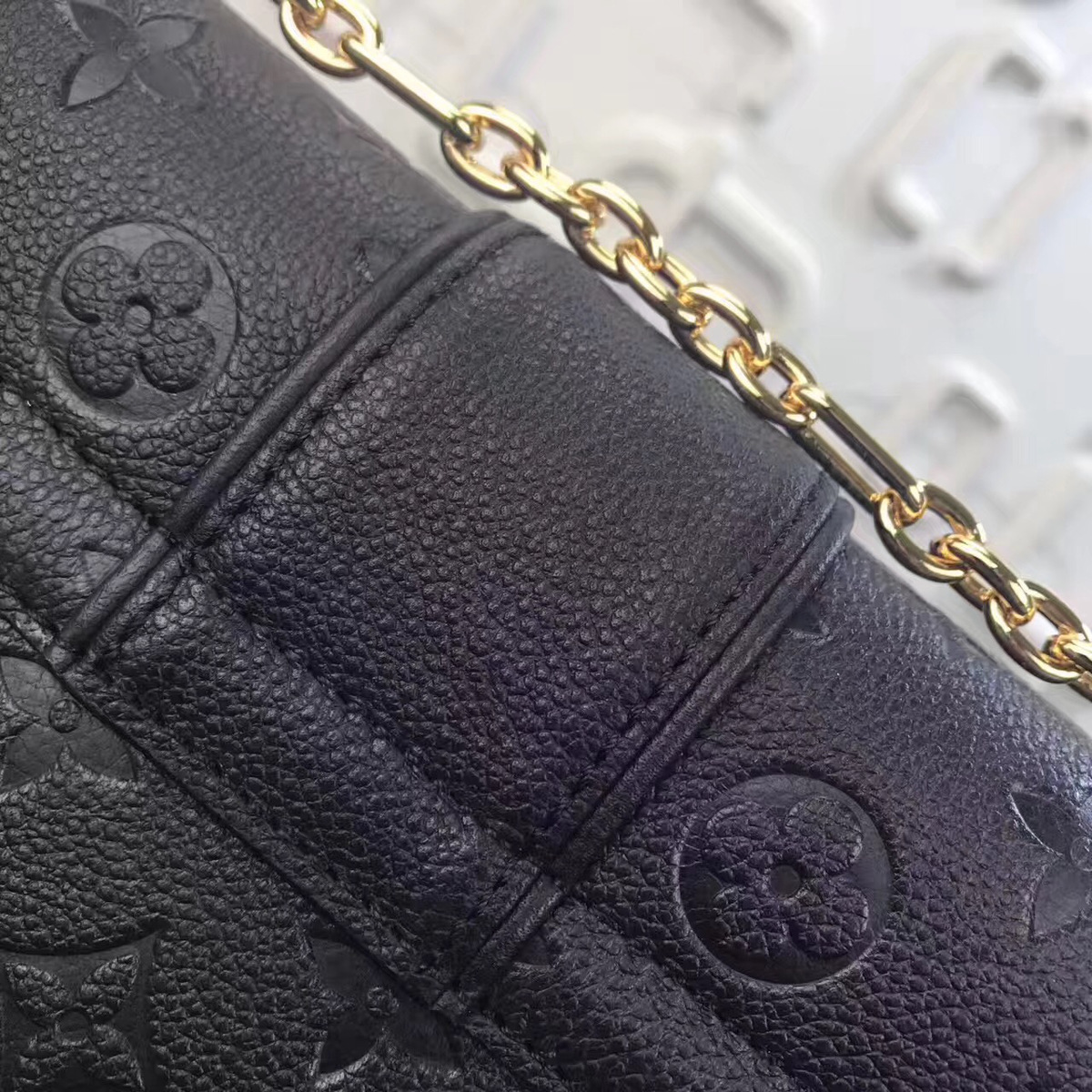 L0vis Vvtt0n Chain handbag M43393 Black