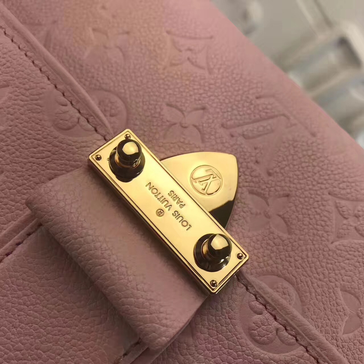 L0vis Vvtt0n Chain handbag M43393 Pink