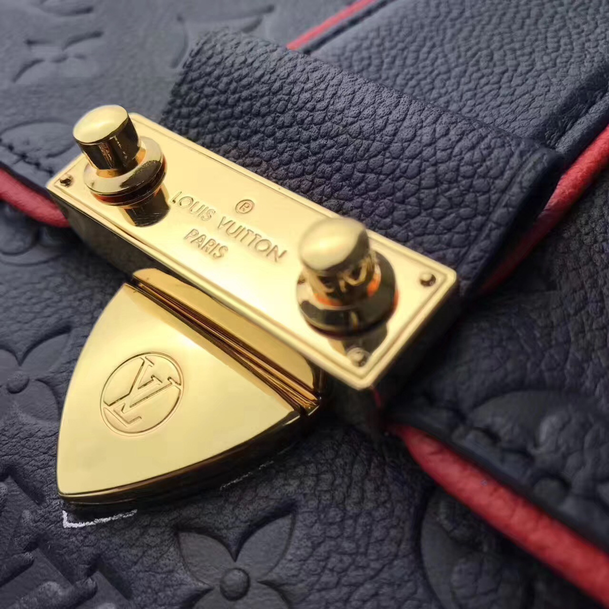L0vis Vvtt0n Chain handbag M43393 Navy blue