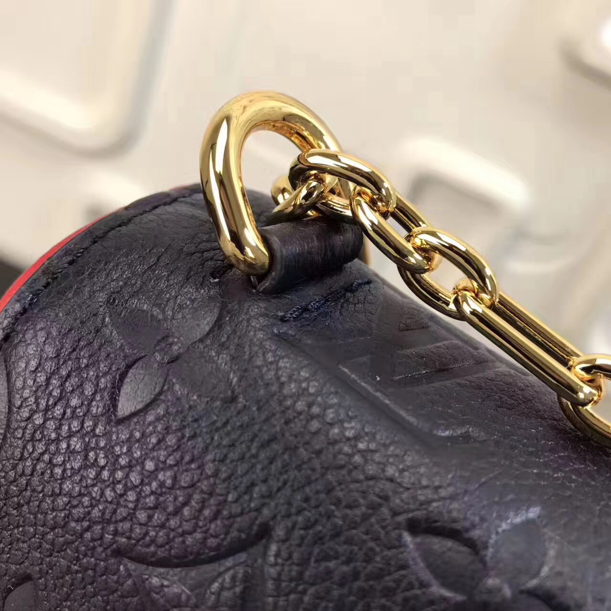 L0vis Vvtt0n Chain handbag M43393 Navy blue
