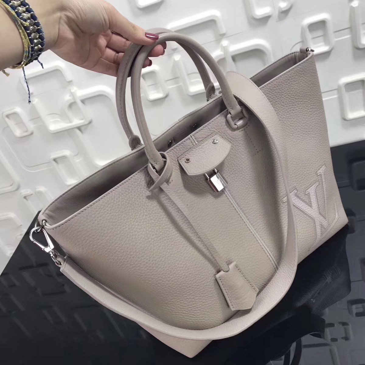 L0vis Vvtt0n Pernelle Leather Bag Light Pink N54779