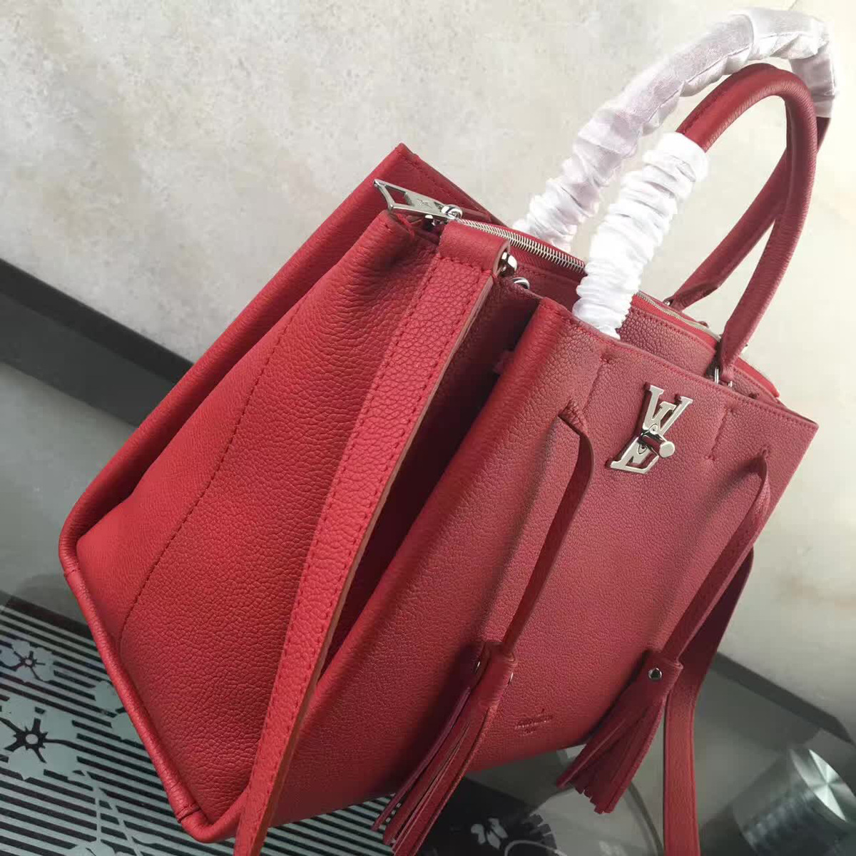 L0vis Vvtt0n Lockmeto Calfskin Handbags Red M54570