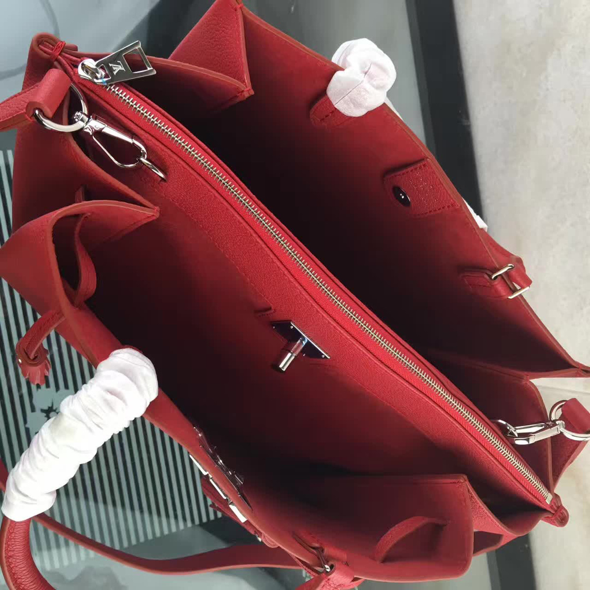 L0vis Vvtt0n Lockmeto Calfskin Handbags Red M54570
