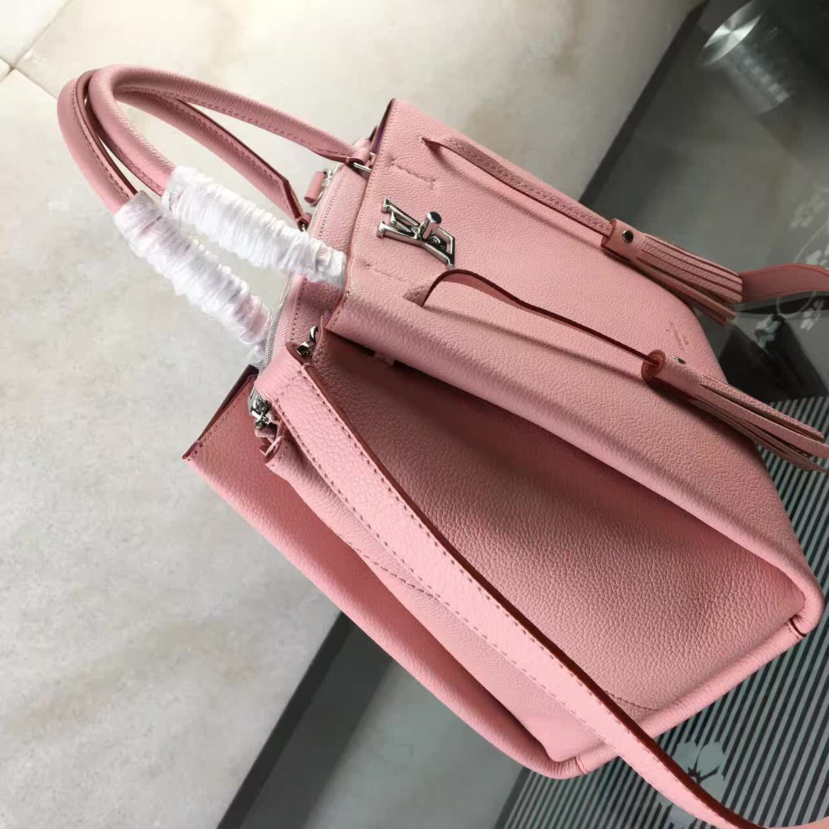 L0vis Vvtt0n Lockmeto Calfskin Handbags Pink M54570
