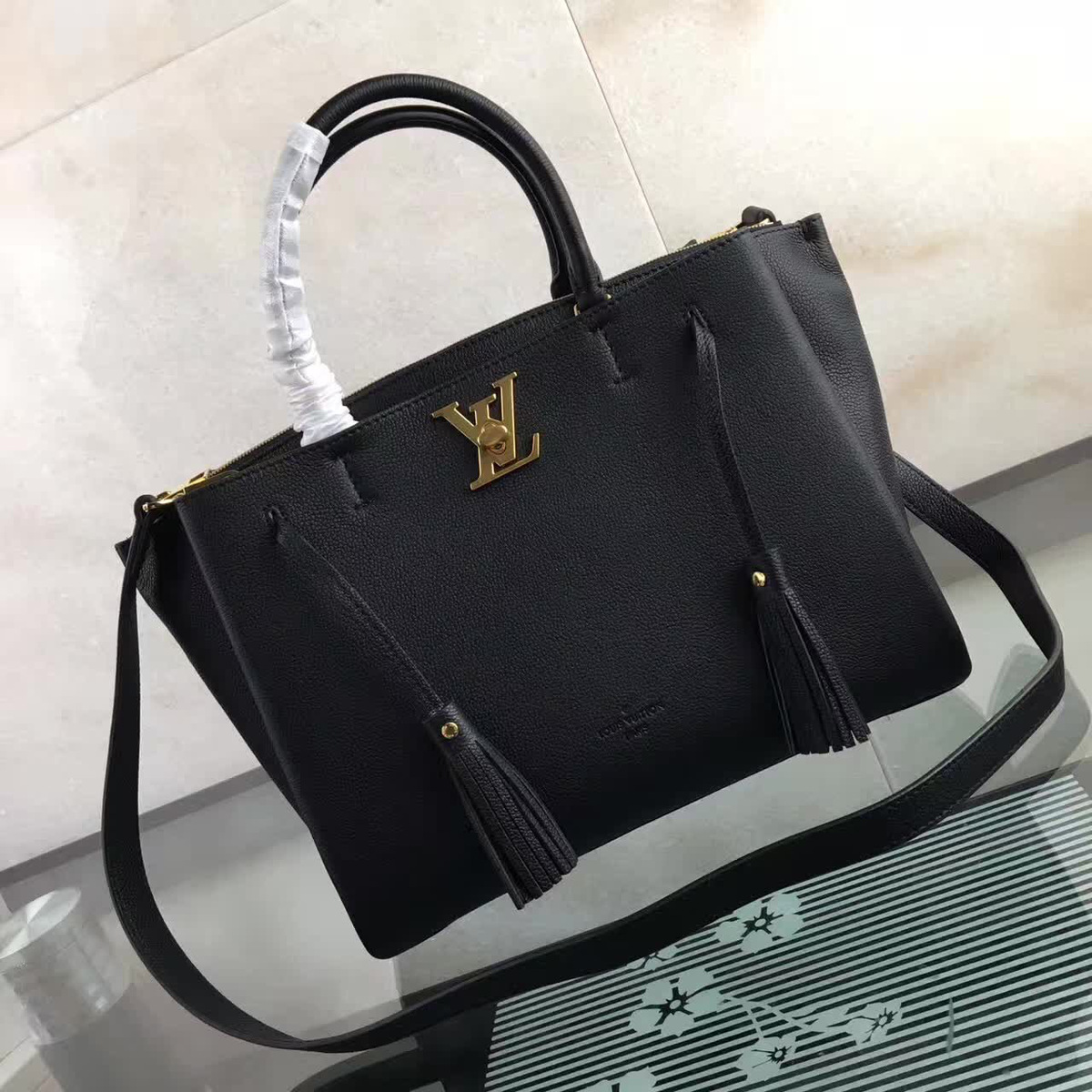 L0vis Vvtt0n Lockmeto Calfskin Handbags Black M54570