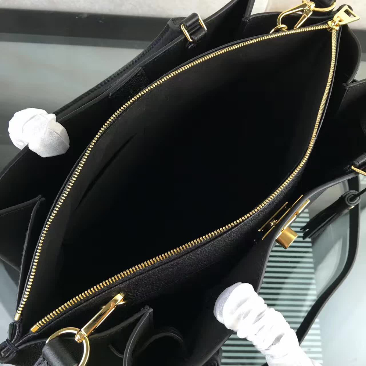 L0vis Vvtt0n Lockmeto Calfskin Handbags Black M54570