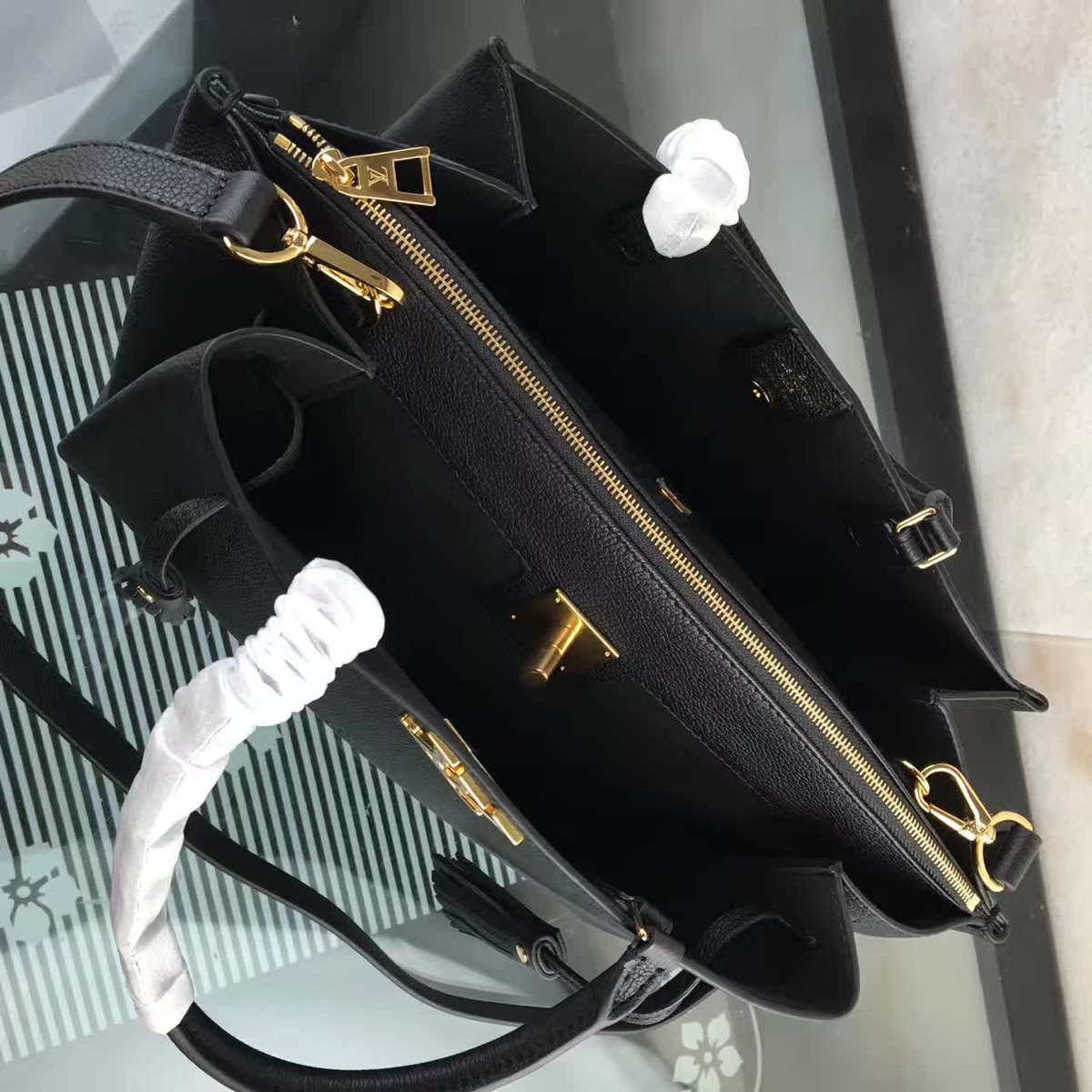 L0vis Vvtt0n Lockmeto Calfskin Handbags Black M54570