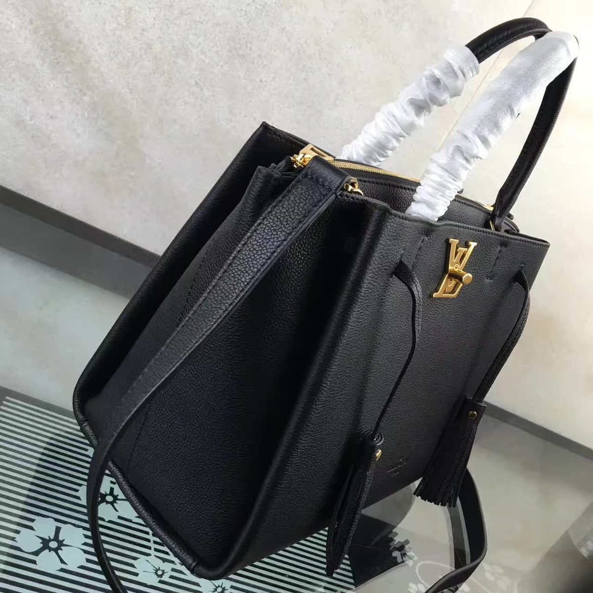 L0vis Vvtt0n Lockmeto Calfskin Handbags Black M54570