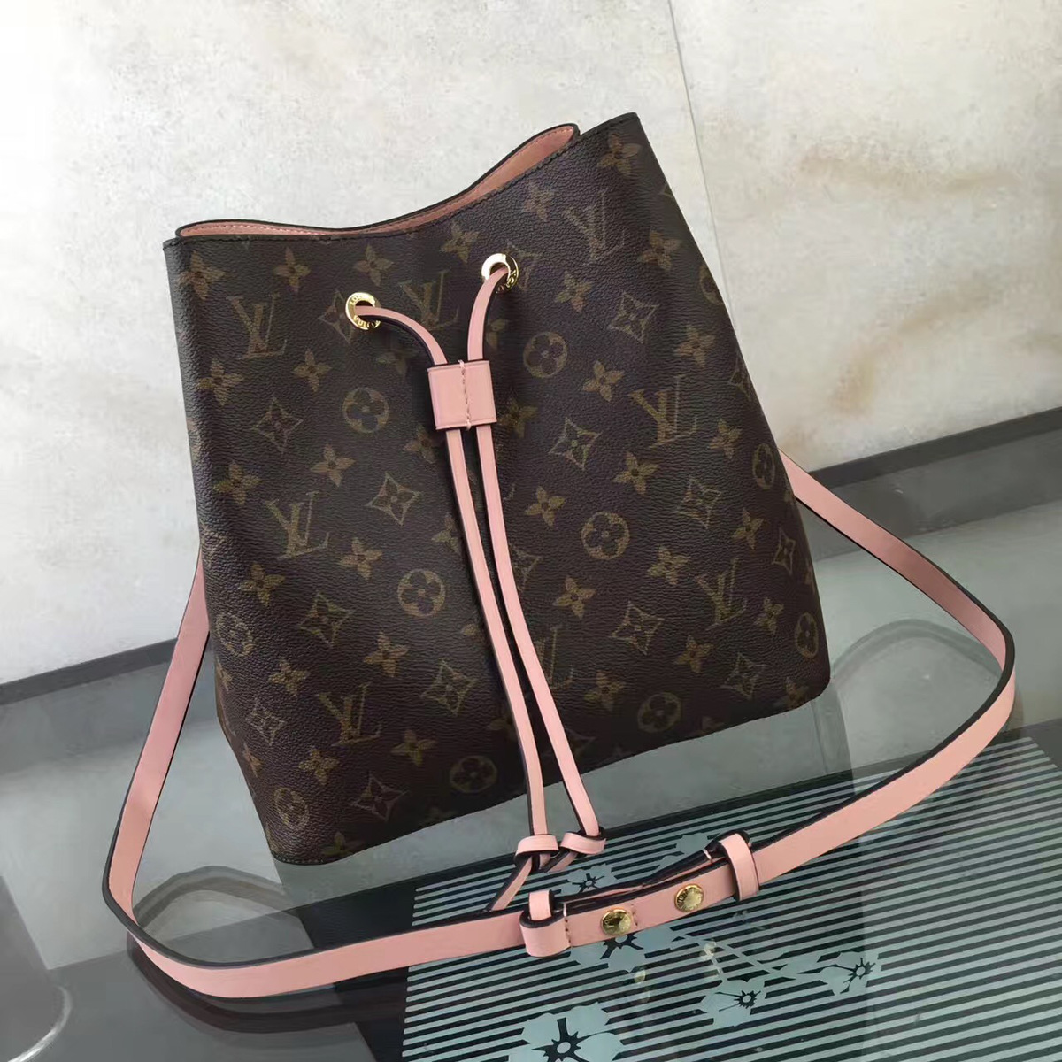 L0vis Vvtt0n Neonoe Monogram Calfskin Bucket Bag Pink M44021
