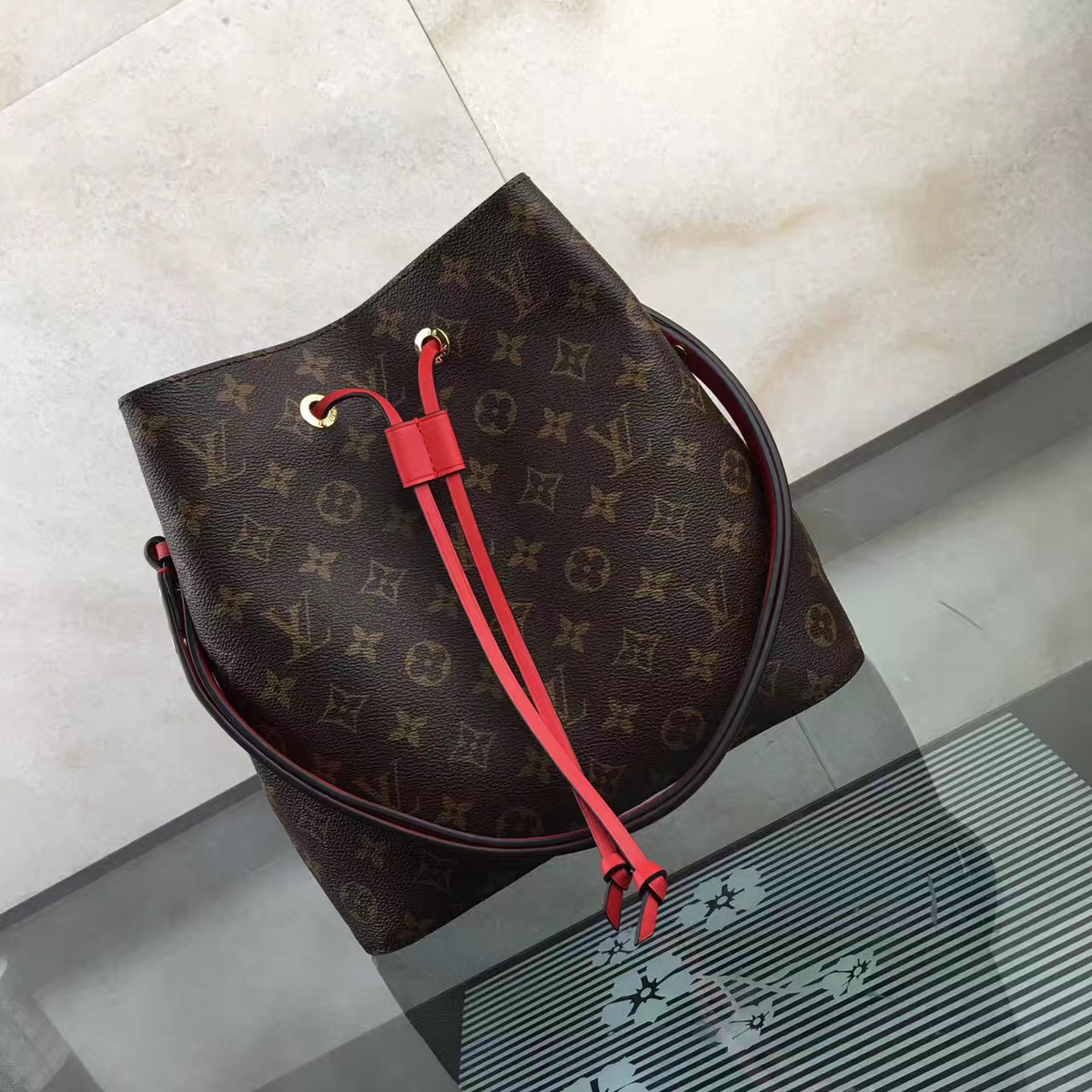 L0vis Vvtt0n Neonoe Monogram Calfskin Bucket Bag Red M44021