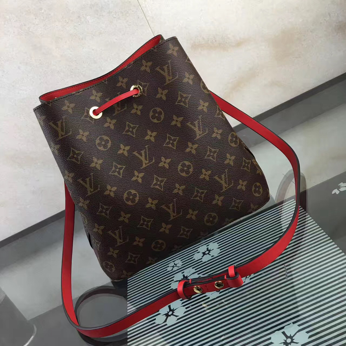 L0vis Vvtt0n Neonoe Monogram Calfskin Bucket Bag Red M44021