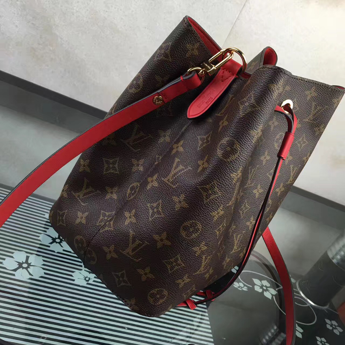 L0vis Vvtt0n Neonoe Monogram Calfskin Bucket Bag Red M44021